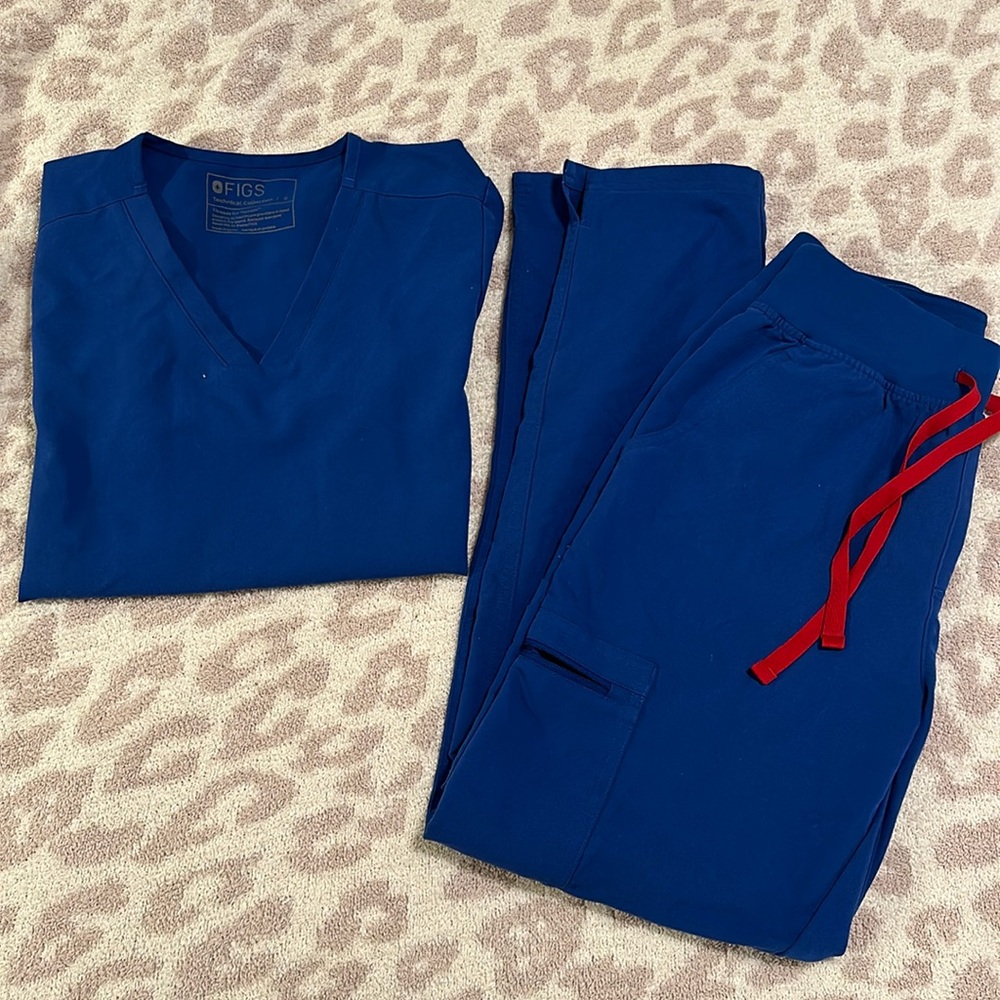 FIGS Casma 3 Pocket Top & HW Yola Scrub Pant